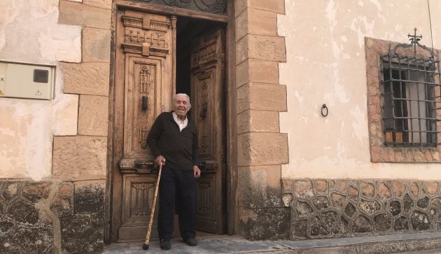 Antonio Ballesteros en la puerta de su casa en Cuevas de Velasco (Cuenca).