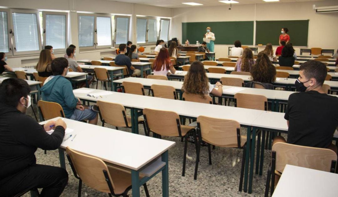 Alumnos examinándose en la EBAU