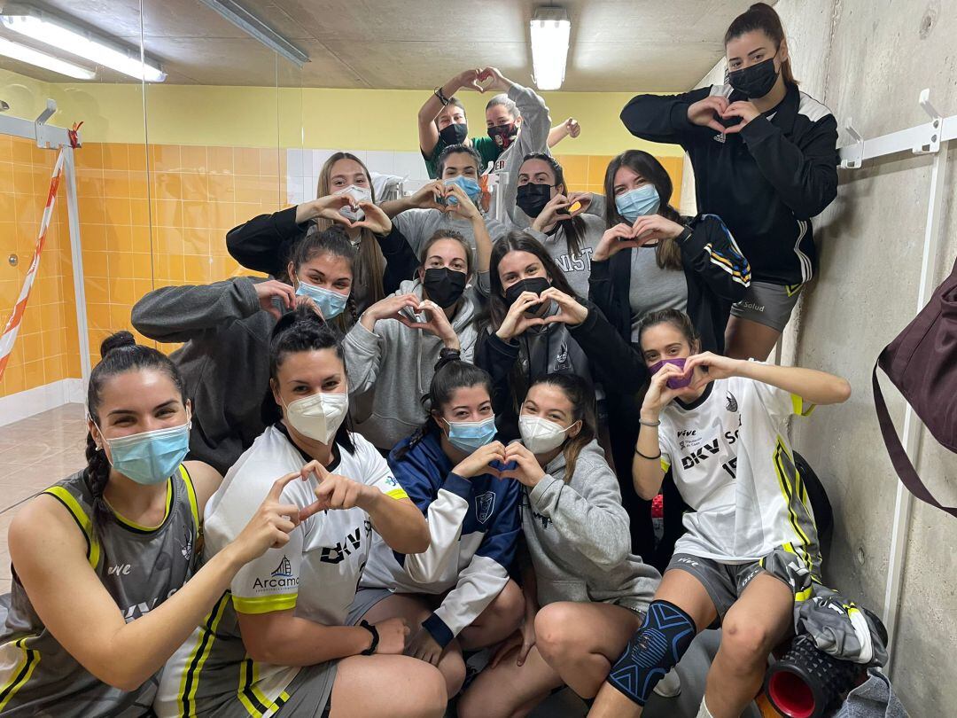 Las jugadoras celebran la victoria ante el líder