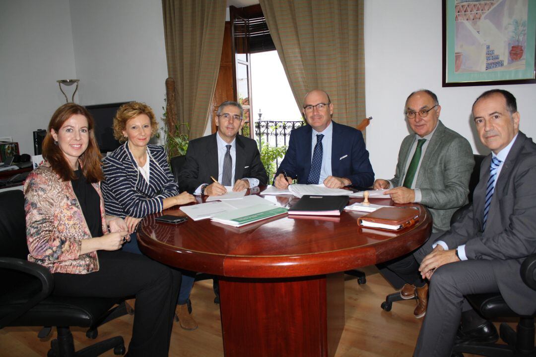 Juan Salado, representante de la UTE concesionaria del Palacio de Congresos, con el delegado de Economía, Manuel Carmona y el Jefe de Comercio, Crescencio Peñas, con ell nuevo equipo que gestionará el Palacio: Ángela Ascanio, Carmen Bello y Francisco Lópe