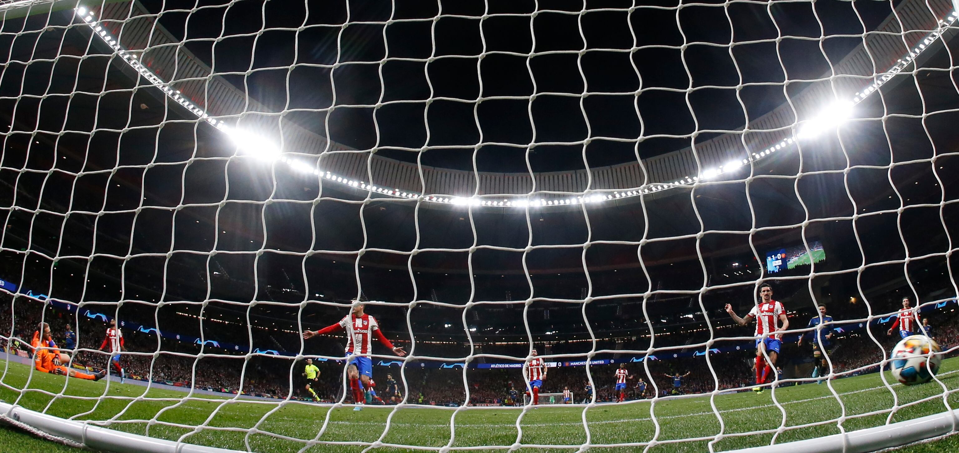 MADRID, 23/02/2022.- El portero del Atlético de Madrid Jan Oblak (i) encaja el gol del Manchester United durante el partido de ida de octavos de final de la Liga de Campeones que Atlético de Madrid y Manchester United disputan hoy miércoles en el Wanda Metropolitano. EFE/JUANJO MARTIN