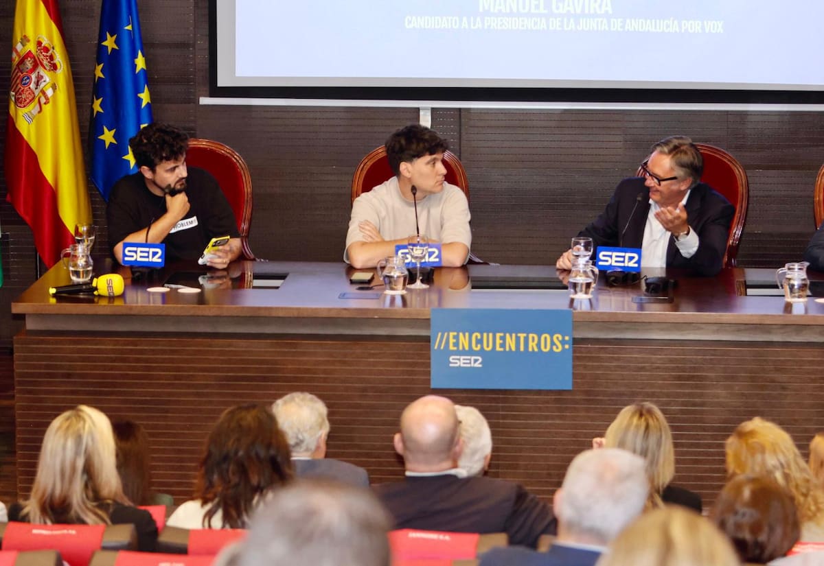 En las vísperas del inicio de la campaña electoral, el candidato de Vox a la presidencia de la Junta de Andalucía, participa en el Encuentro SER celebrado en el salón de actos de la Cámara de Comercio de Sevilla