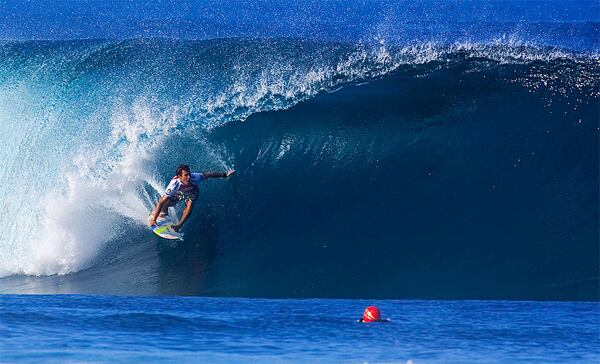 Aritz Aranburu surfea una espectacular ola