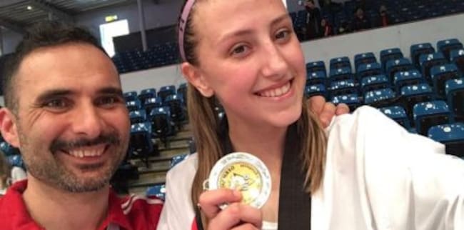 Irene Laguna posa con su medalla de plata junto a su entrenador José María Martín 'Xixo'