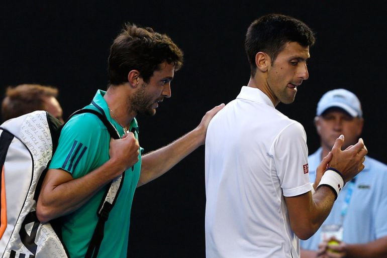 Novak Djokovic aplaude a Gilles Simon tras su partido en los octavos del Abierto de Australia.