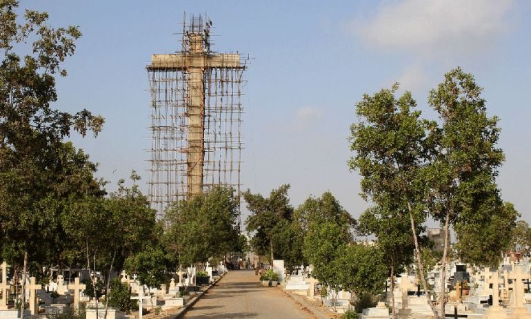 La cruz que se está construyendo en Karachi (Pakistán).