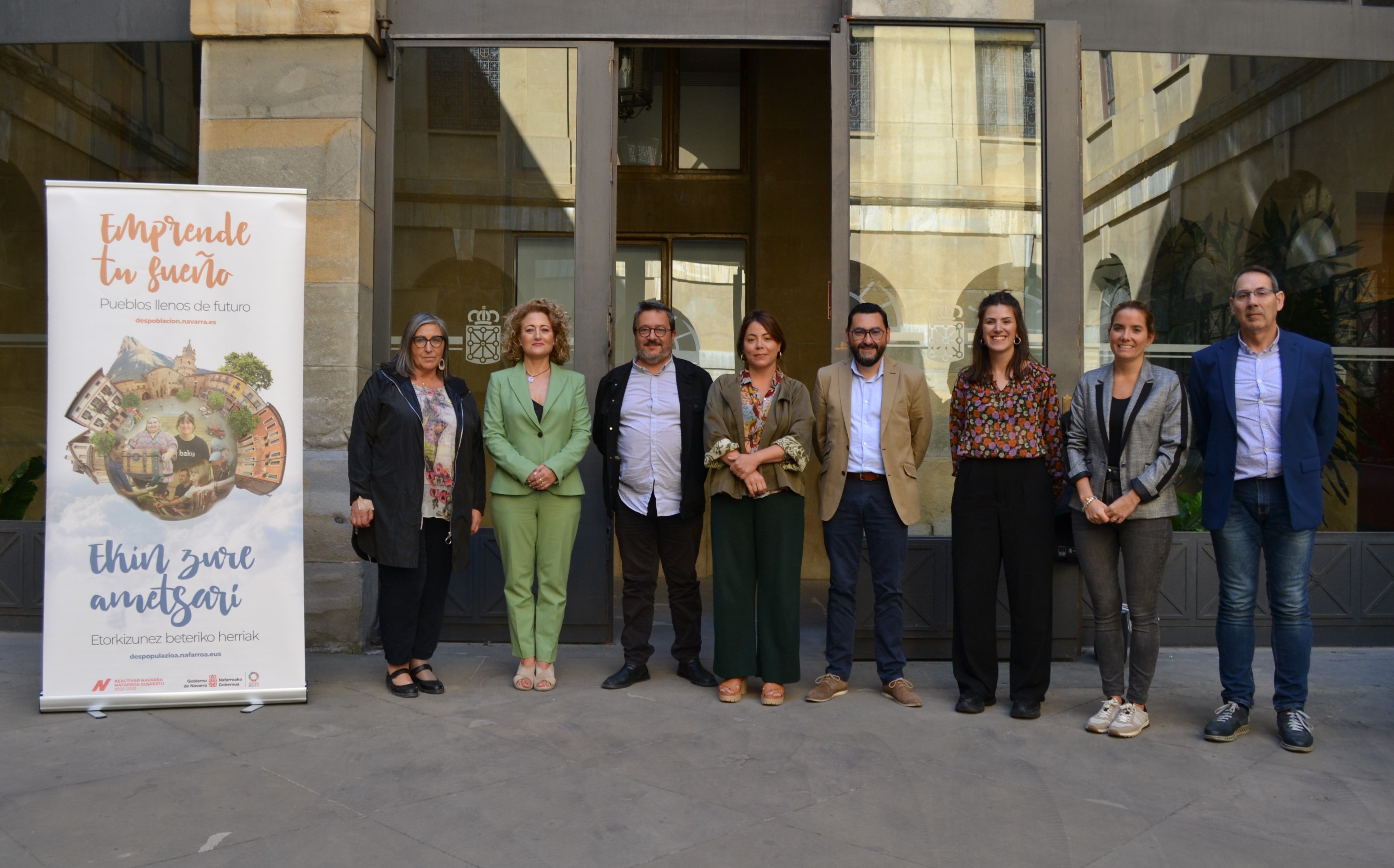 Presentación de la nueva edición de COMUNAL. De izquierda a derecha, las alcaldesas de Barbarin y Allo, Carmen Puerta y Susana Castanera; el director de El Hueco, Joaquín Alcalde; la delegada de la Fundación la Caixa en Navarra, Izaskun Azcona; el director general de Administración Local y Despoblación, Jesús Mª Rodríguez; la coordinadora del programa Comunal, Ana Elizalde; la alcaldesa de Falces, Sara Fernández; y el jefe de la Sección de Información Local y Lucha contra la Despoblación, Ángel Labiano