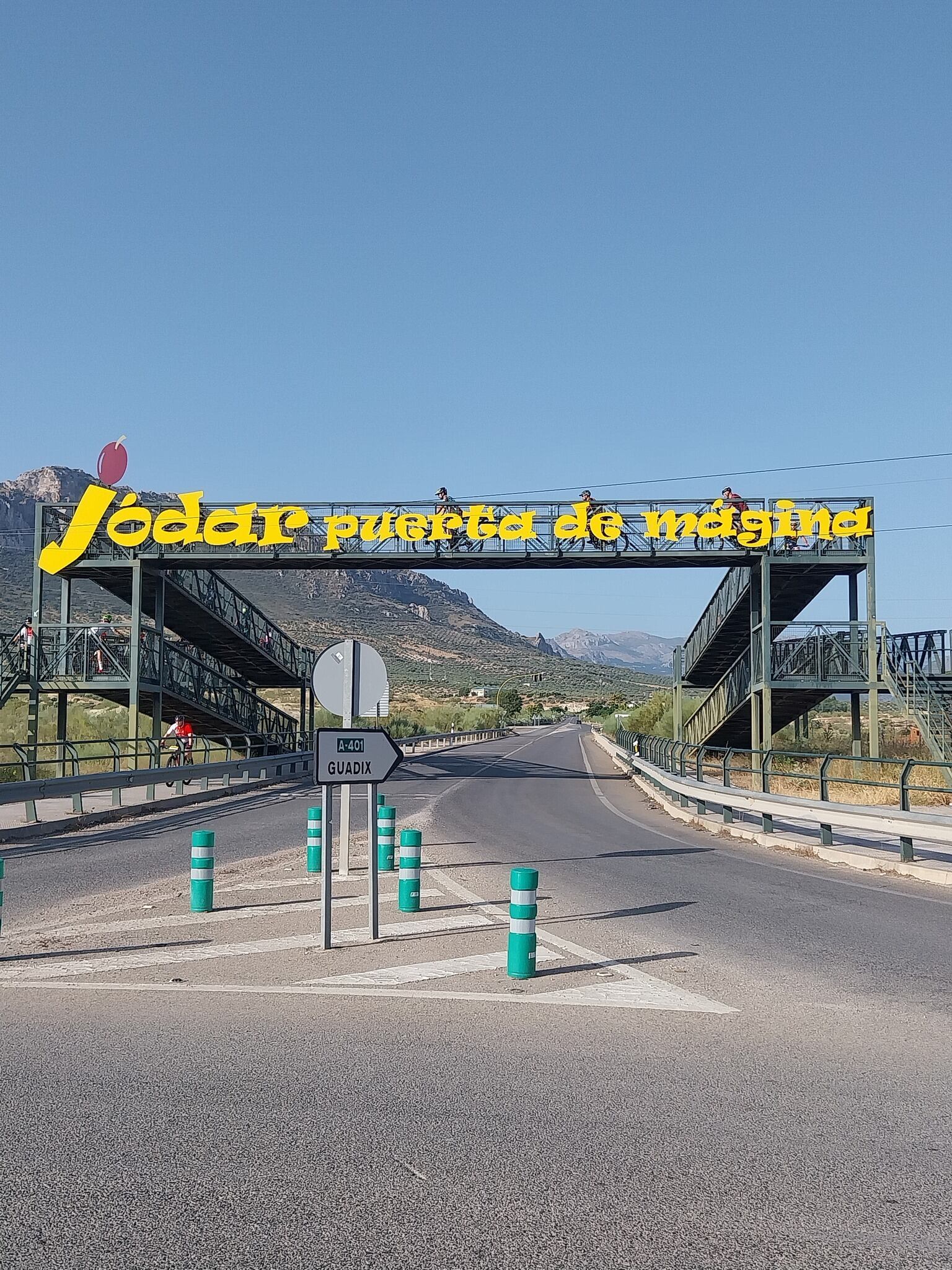 Participantes por la pasarela de la carretera de circunvalación