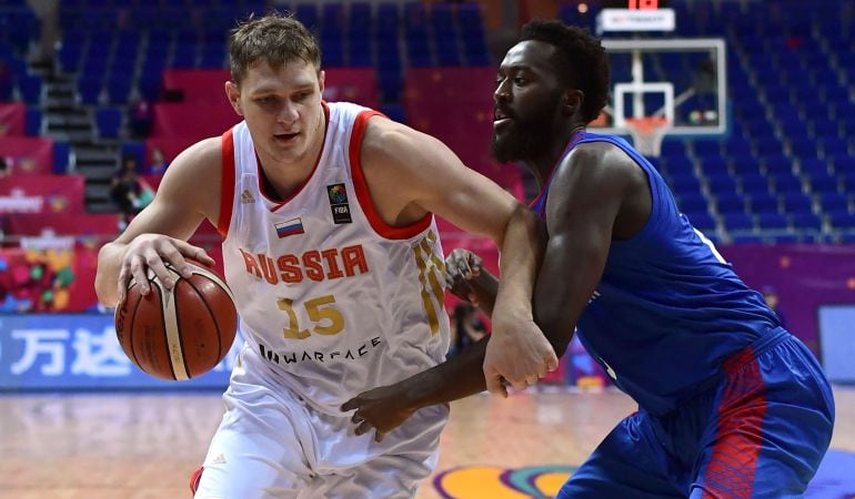 Olaseni defiende al ruso Mozgov durante el pasado Eurobasket de Turquía