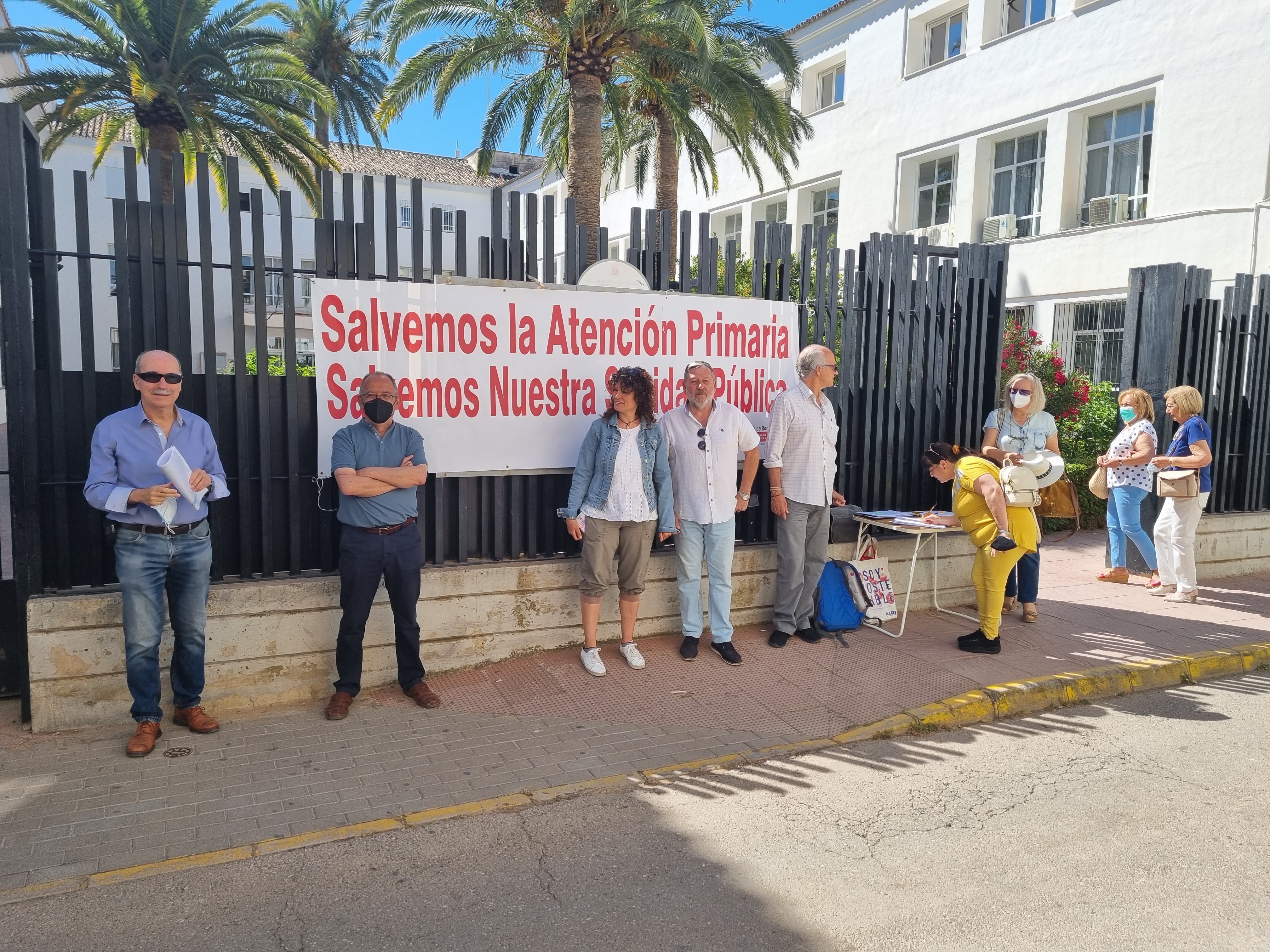 La Plataforma ciudadana recogiendo firmas a las puertas del centro de salud Ronda Sur