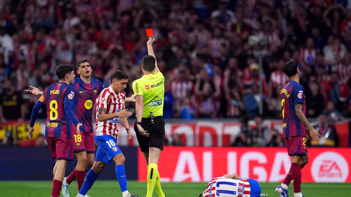 EXPULSIÓN EN DEBATE: Revisión del VAR altera decisión arbitral en Atlético-Barcelona