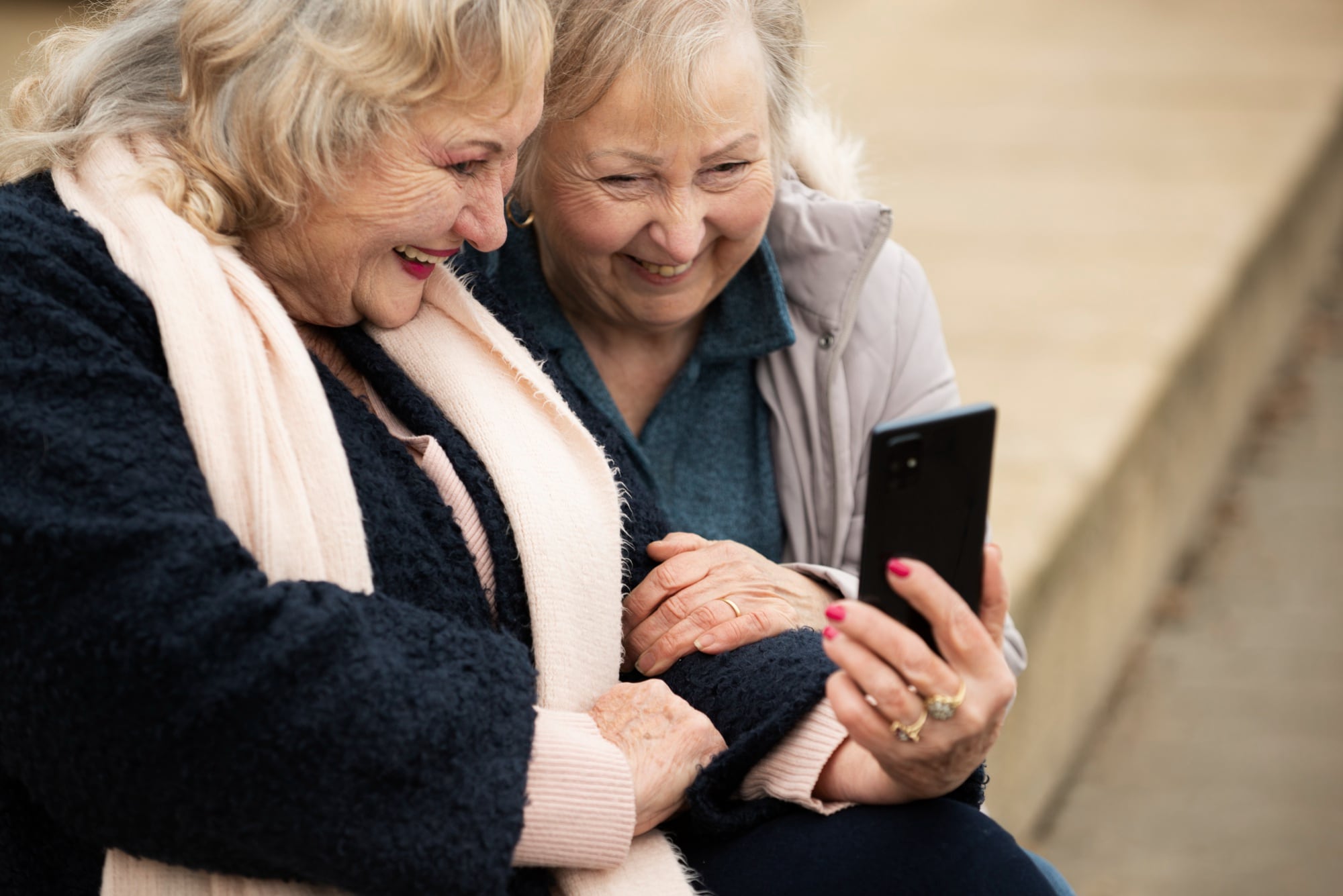 dos señoras mayores mirando el teléfono móvil