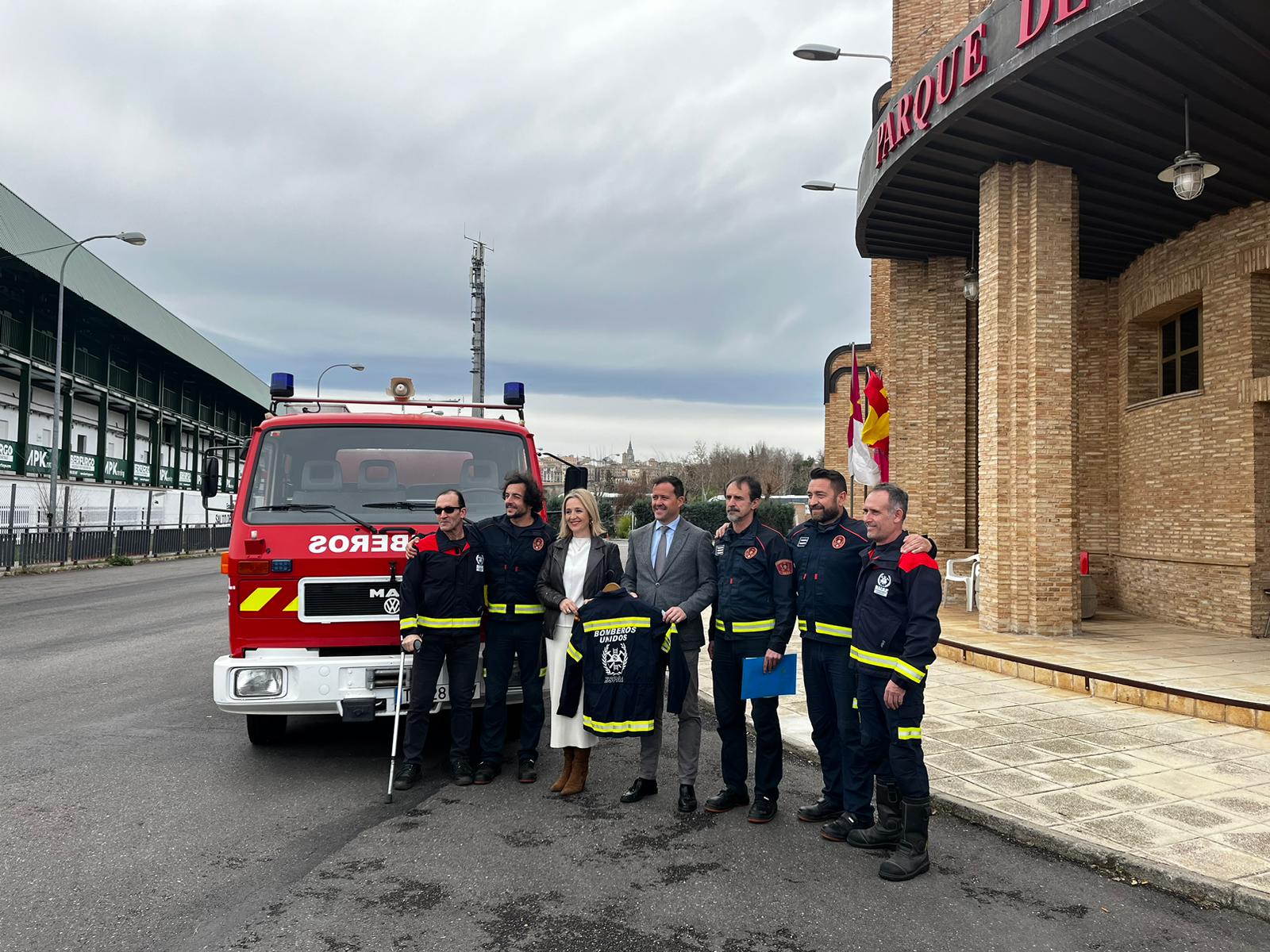 Foto de familia durante el acto de entrega de la autobomba de los Bomberos de Toledo