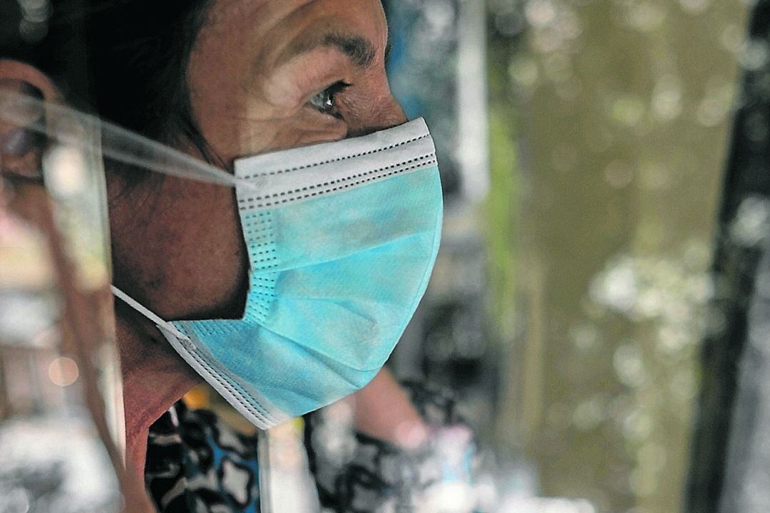 Imatge d'una persona amb mascareta.