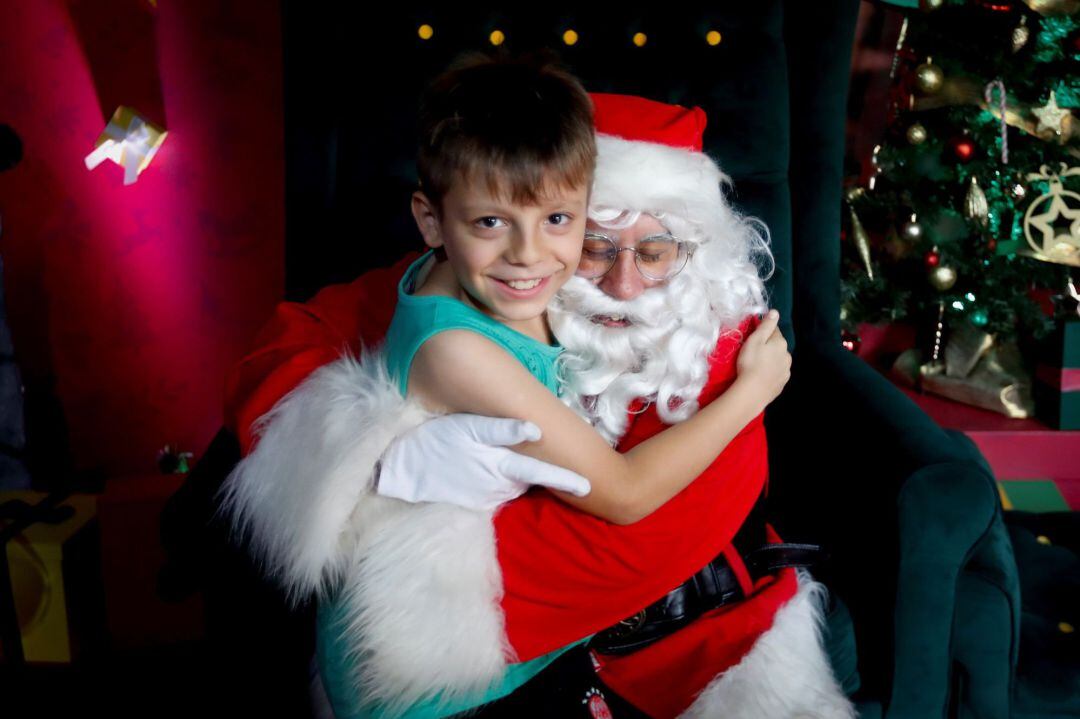 -FOTODELDIA- ARG01. BUENOS AIRES (ARGENTINA), 1912.2018.- Un niño interactúa con un Papa Noel en un parque navideño hoy, en Buenos Aires (Argentina). Miles de familias acuden a diario al Parque Navideño que el Gobierno de Buenos Aires ha montado en un pas