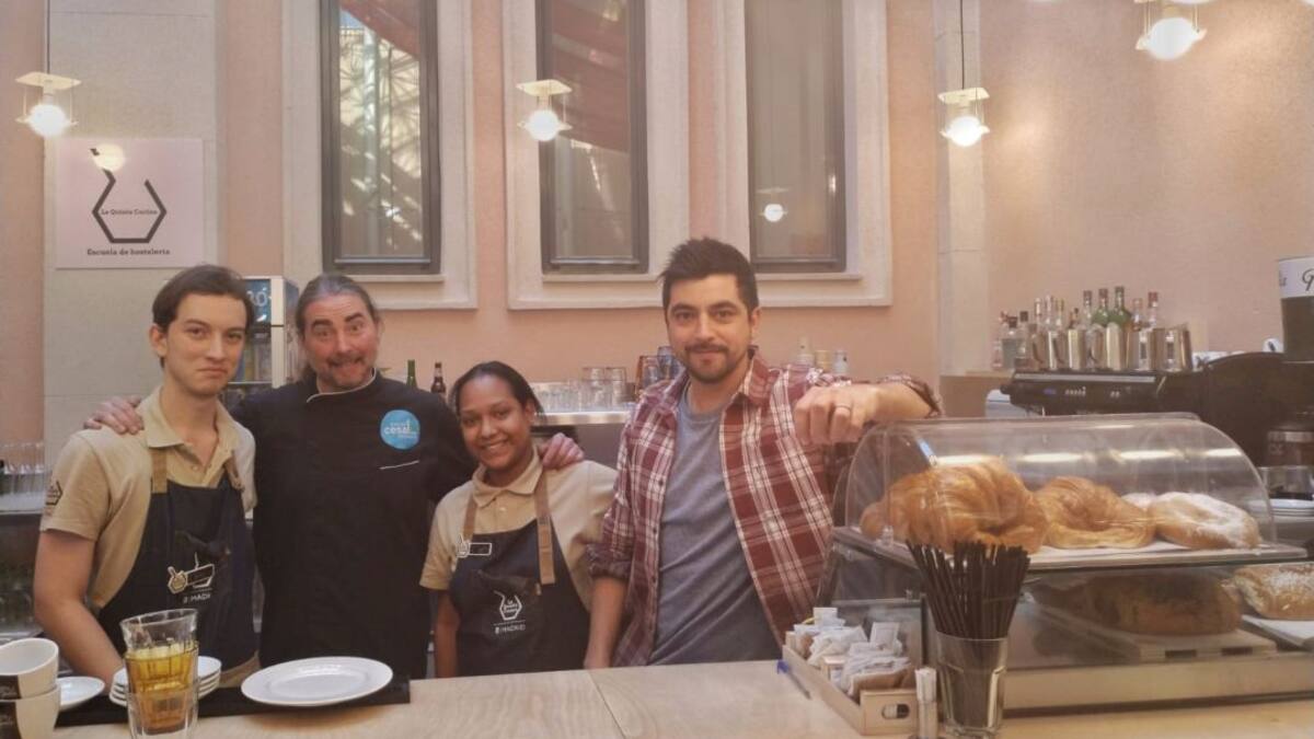Refugiados, migrantes y MENAS aprenden a cocina en una cafetería Madrileña