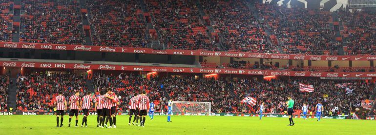 Los jugadores del Athletic celebran su gol en la Copa al Alcoyano en San Mamés.