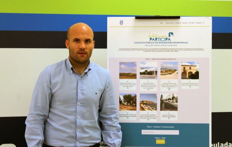 Carlos Linares, alcalde de Teulada, presenta la consulta pública sobre inversiones municipales.