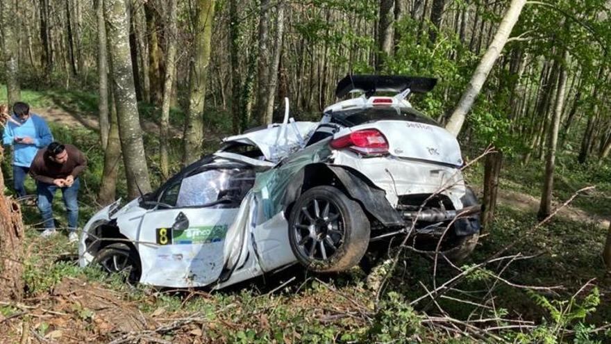 El coche siniestrado (Rally de Tineo).