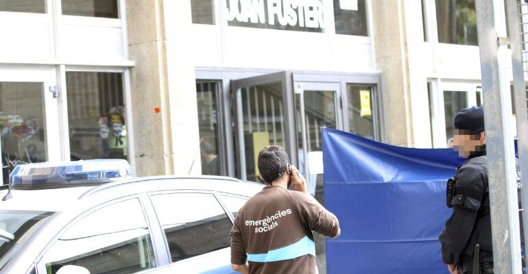 GRA083. BARCELONA, 20/04/2015.- Un miembro de Emergencias Sociales de Barcelona llega al instituto Joan Fuster, donde hoy ha fallecido un profesor y otras cuatro personas han resultado heridas por un alumno de segundo de la ESO. EFE/Toni Garriga