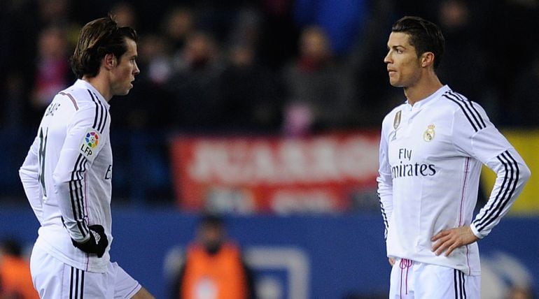 Bale y Cristiano, dispuestos a sacar desde el centro del campo después de recibir el gol de Giménez en el Calderón