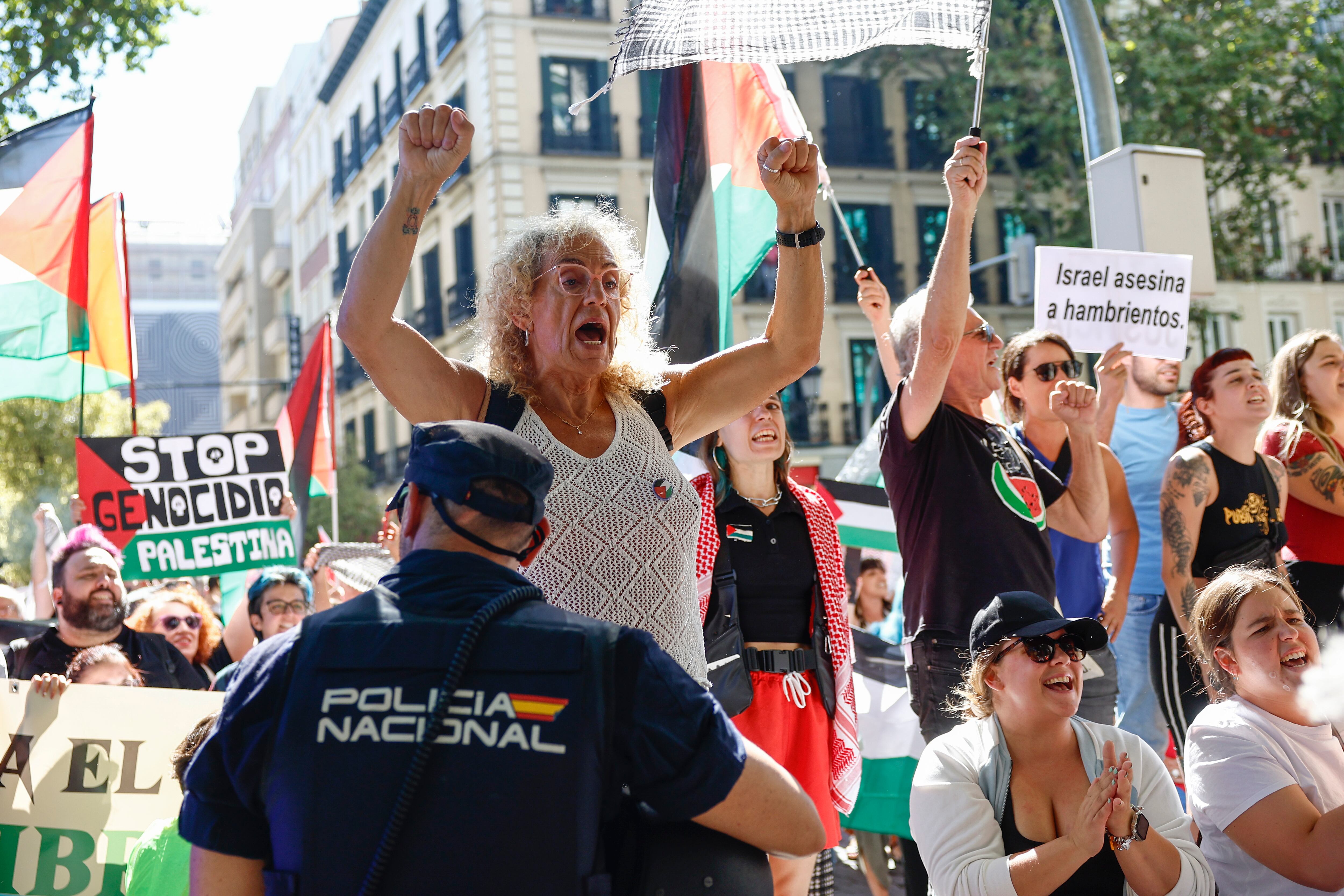 Cientos de personas protestan por la situación de Palestina en el Paseo de la Castellana, este domingo, durante la última etapa de la Vuelta a España que se disputa entre las localidades madrileñas de Alalpardo y Madrid, con un recorrido 103,6 Km.