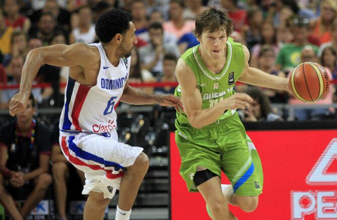 Klobucar maneja la pelota