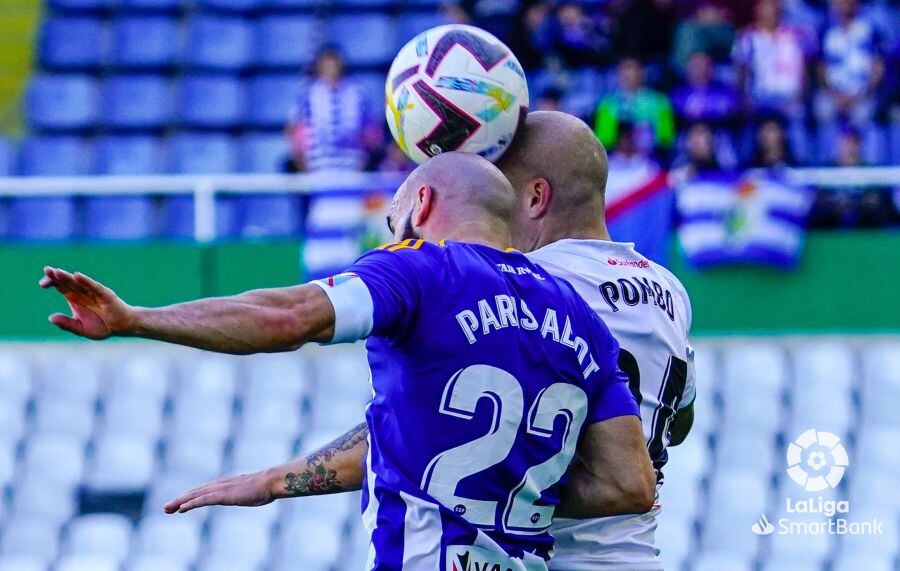 Paris y Pombo disputan el cuero.