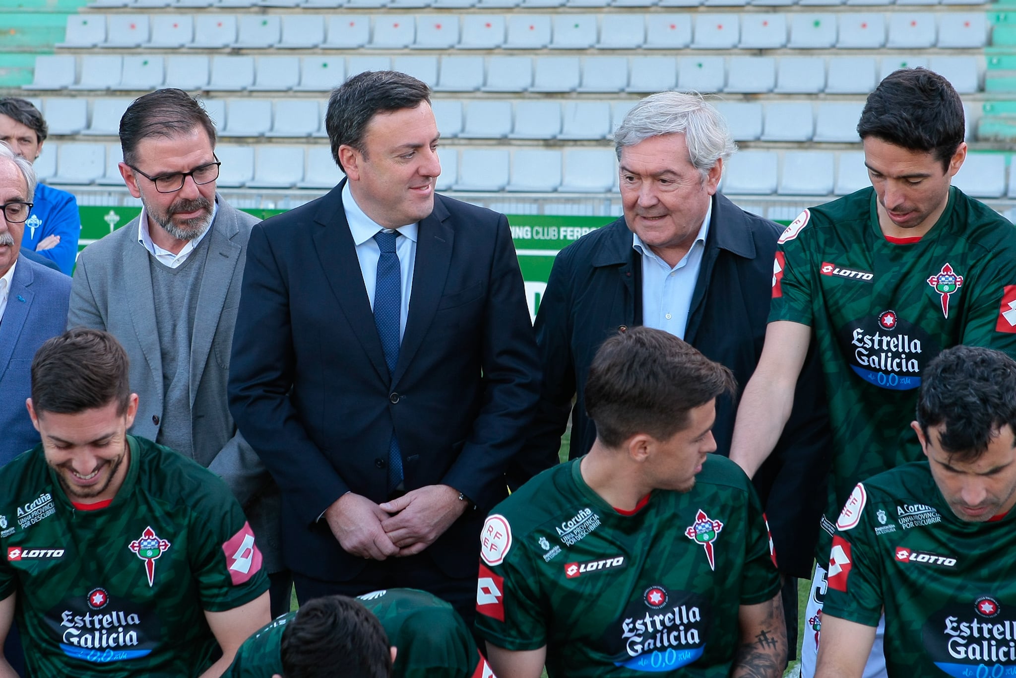 Valentín González Formoso posó junto al alcalde de Ferrol, directivos del Racing, su plantilla y el cuerpo técnico (foto: Deputación)