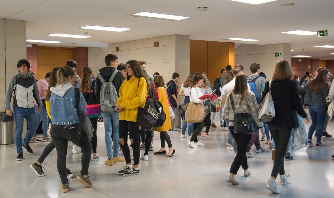 Jóvenes en la Universidad para realizar la prueba de la EBAU (Selectividad)