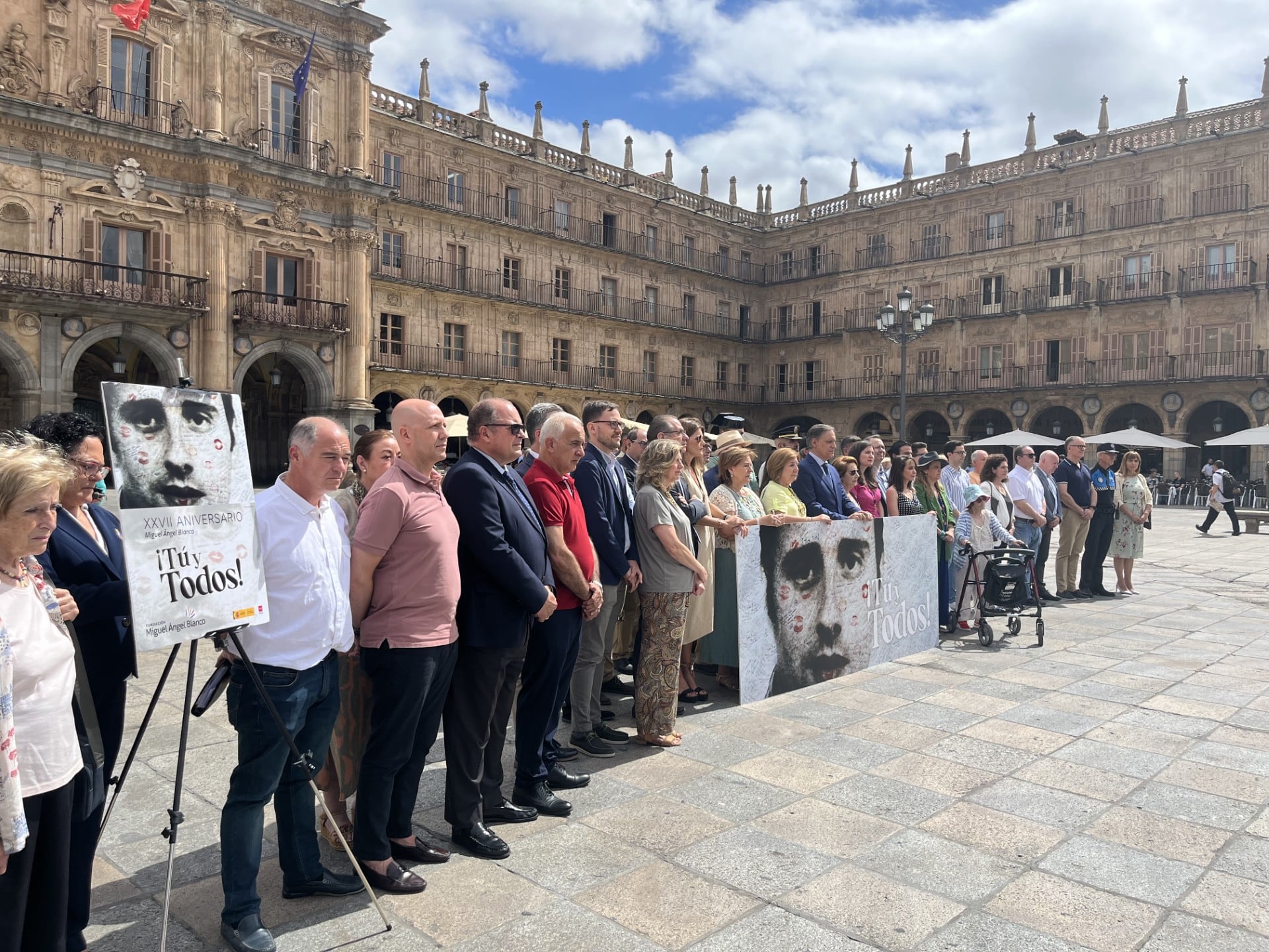 Autoridades salmantinas en el minuto de silencio