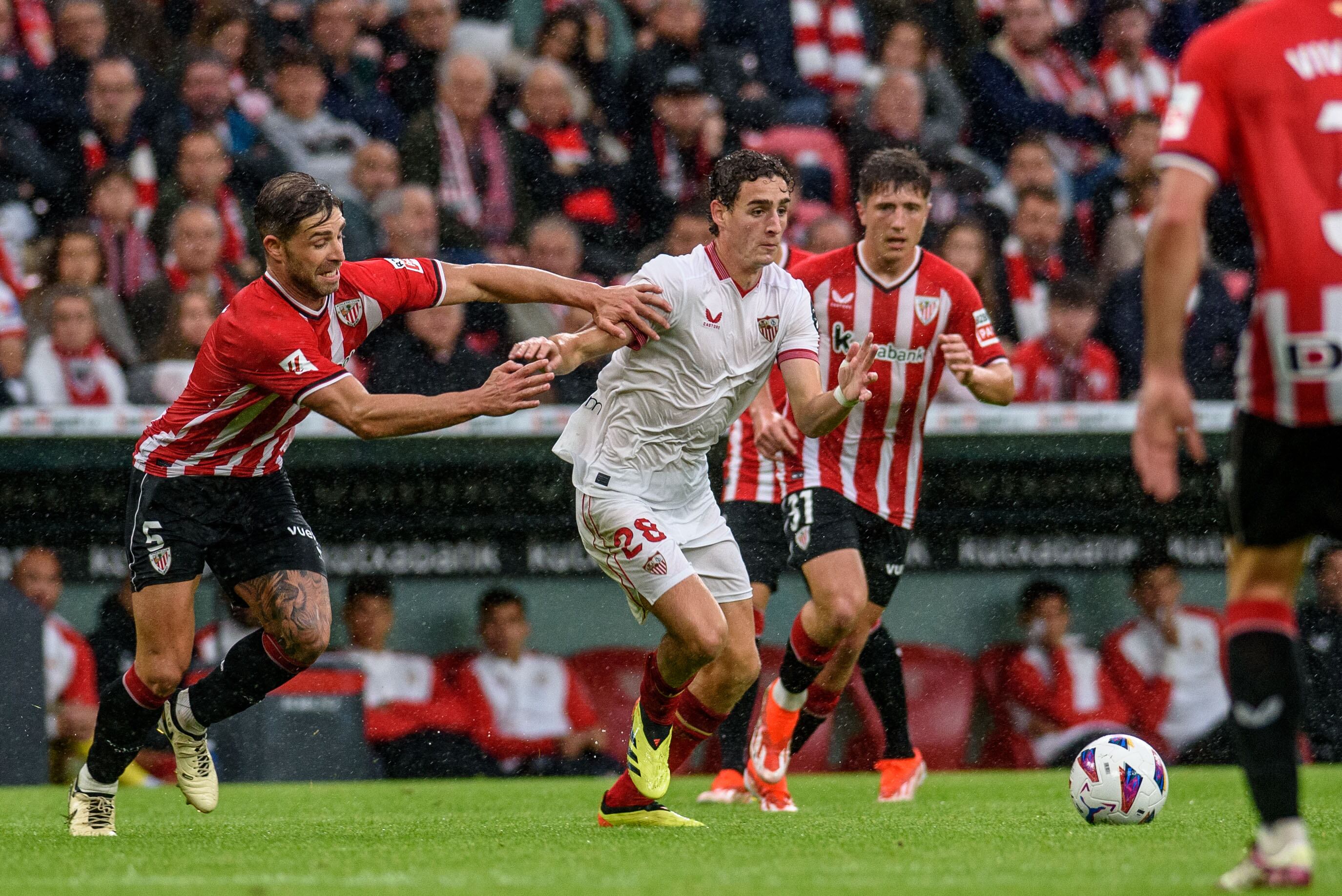 Bilbao, 19/05/2024.- El jugador del Sevilla, Manu Bueno (d), disputa el balón con el defensa del Athletic Club, Yeray Álvarez (i), durante el partido de Liga en Primera División que han disputado este domingo en el estadio de San Mamés, en Bilbao. EFE/Javier Zorrilla
