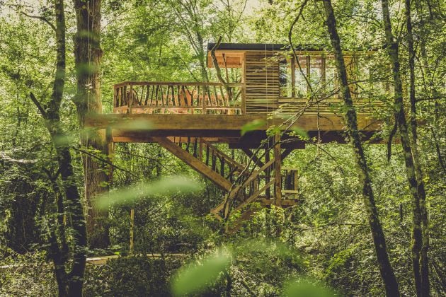 Una de las cabañas de Basoa Suites, en el robledal de Amati (Navarra)