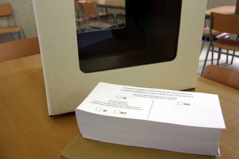 Detall d'un feix de paperetes amb les opcions sobre el futur polític de Catalunya i una urna per a la votació del 9-N a l'escola dels Plans de Sió, a les Pallargues