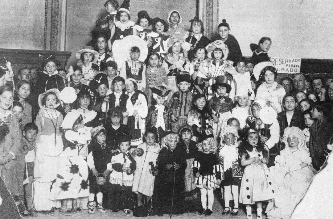 Carnaval en Cuenca, 1935.  Gaceta Conquense, 1986. Foto cedida por  Pepa Pérez.