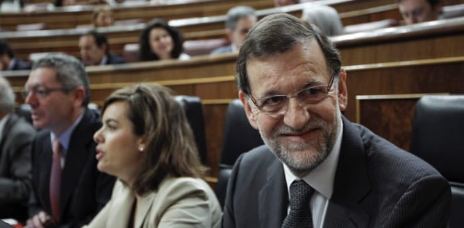 El presidente del Gobierno, Mariano Rajoy (d), junto a la vicepresidenta, Soraya Sáenz de Santamaría (c), y el ministro de Justicia, Alberto Ruiz Gallardón (i), durante la sesión de control al Ejecutivo