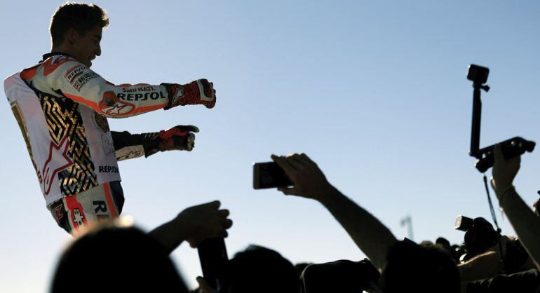 El español Marc Márquez celebra su título en Valencia.