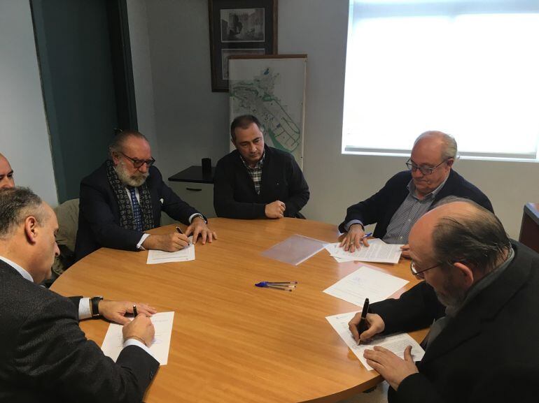 Firma de la recpeción de las obras de urbanización del Polígono Acueducto.