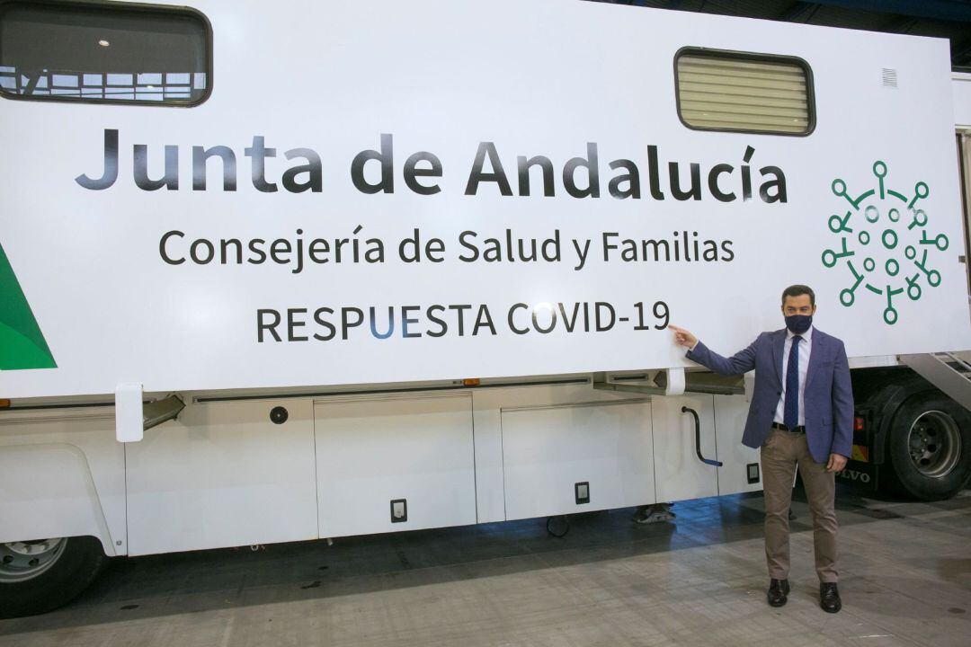 El presidente de la Junta de Andalucía, Juanma Moreno, durante la presentación de los camiones que recorrerán Andalucía para hacer cribados de covid-19, hoy en Málaga