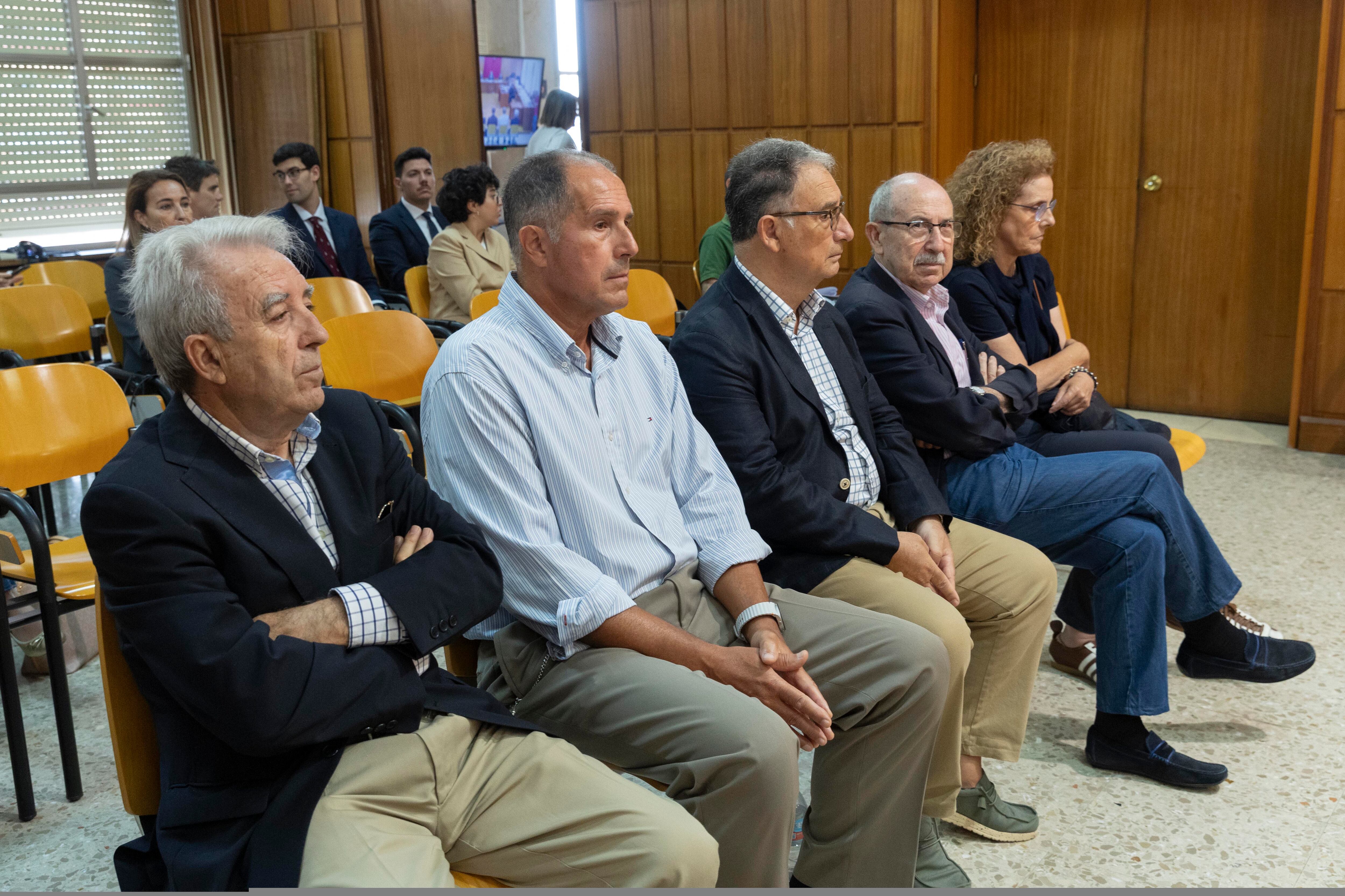 MURCIA, 29/09/2025.- Los acusados del caso de presunta corrupción urbanística ?Novo Carthago?, los exconsejeros de la Comunidad Autónoma de Murcia, de Agricultura y Medio Ambiente Antonio Cerdá (i) y de Fomento Joaquín Bascuñana (3d), el ex subdirector José María Ródenas (2d), la ex asesora jurídica de Medio Ambiente María Fernández (d) y el ex director general de urbanismo Manuel Alfonso Guerrero (2i), durante la primera sesión del juicio, este lunes en el Palacio de Justicia de Murcia. EFE/Marcial Guillén
