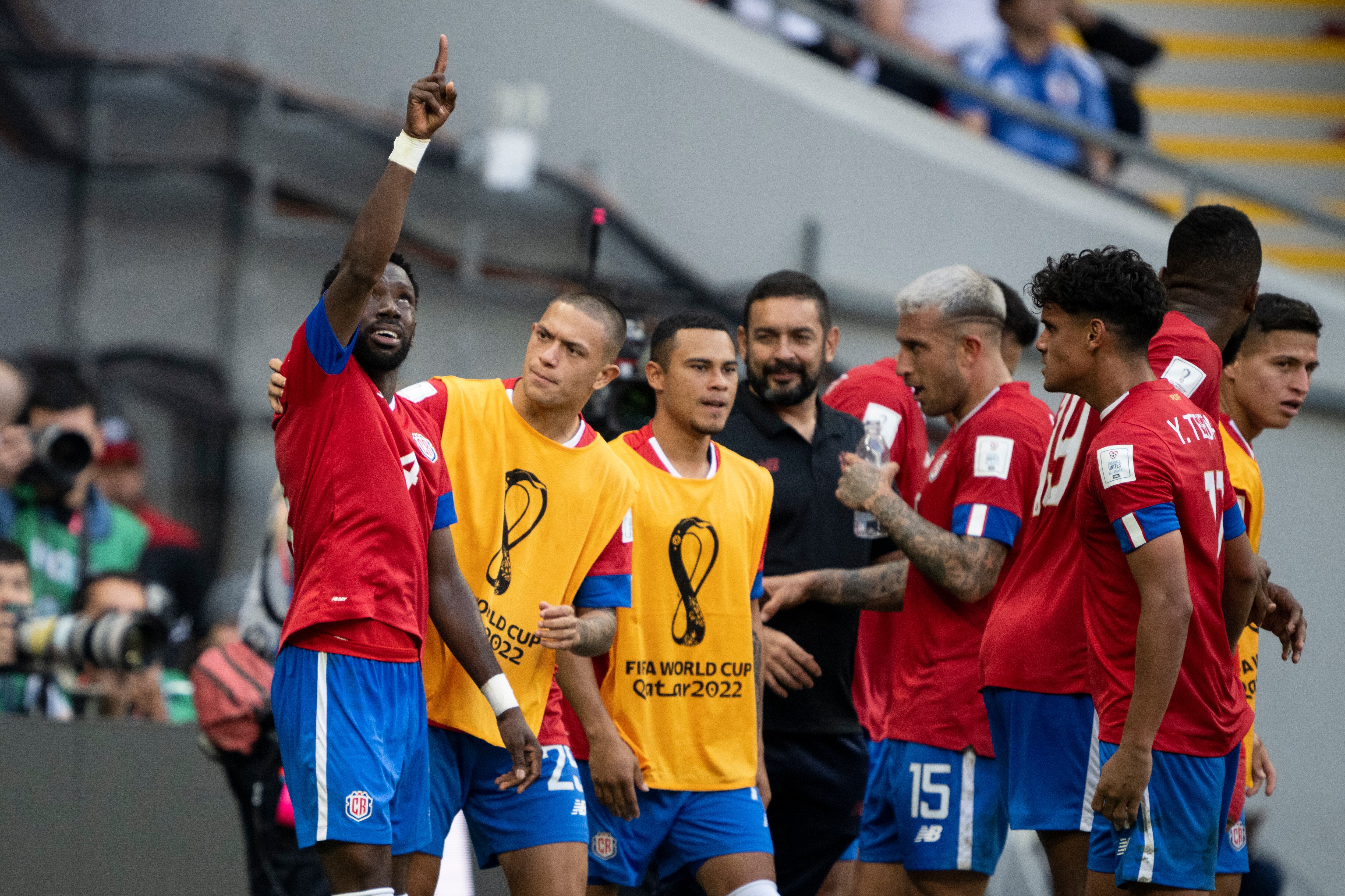 Los jugadores de Costa Rica celebraron en una piña el gol de la victoria.