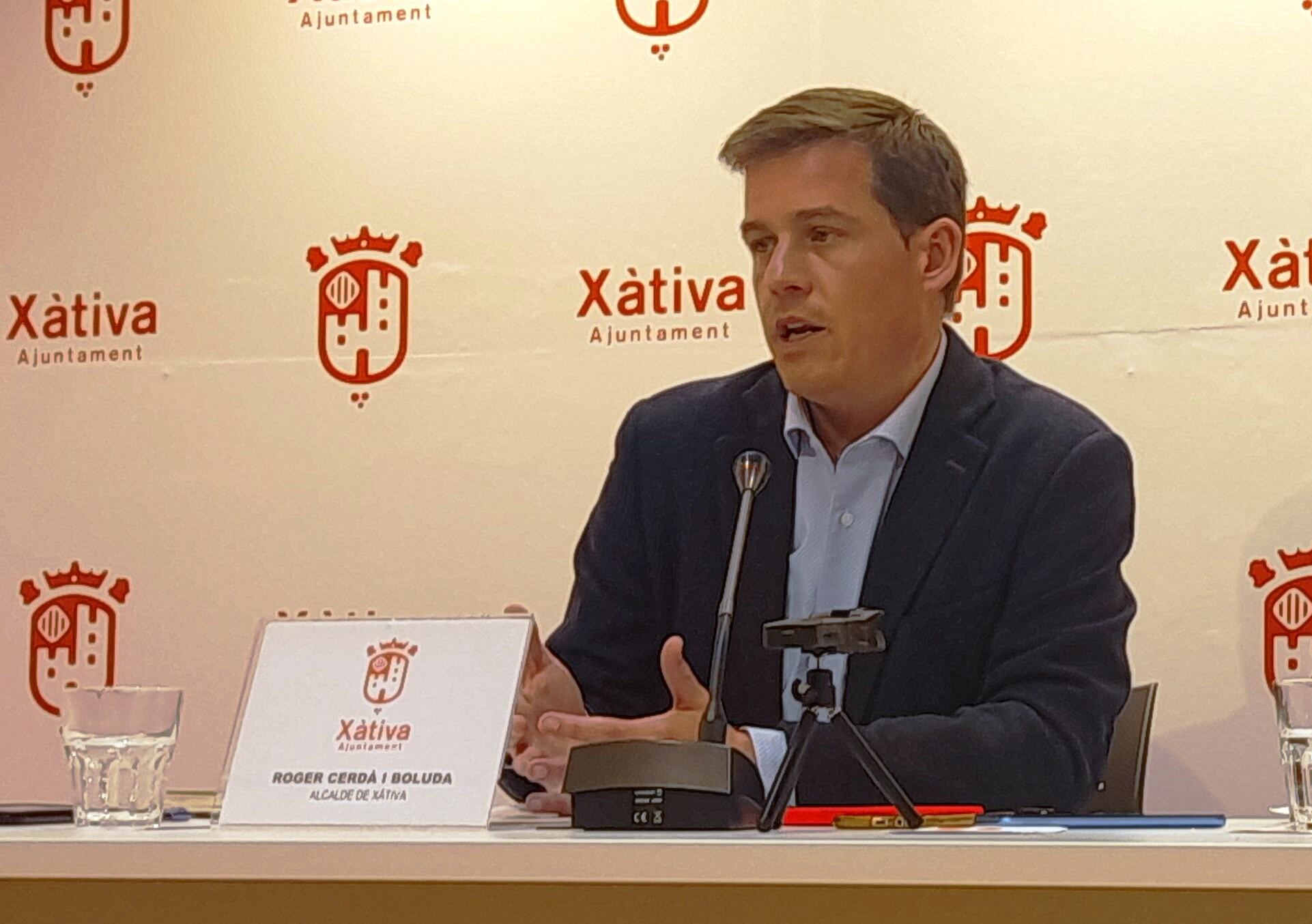 El alcalde de Xàtiva Roger Cerdà en una rueda de prensa en el Ayuntamiento