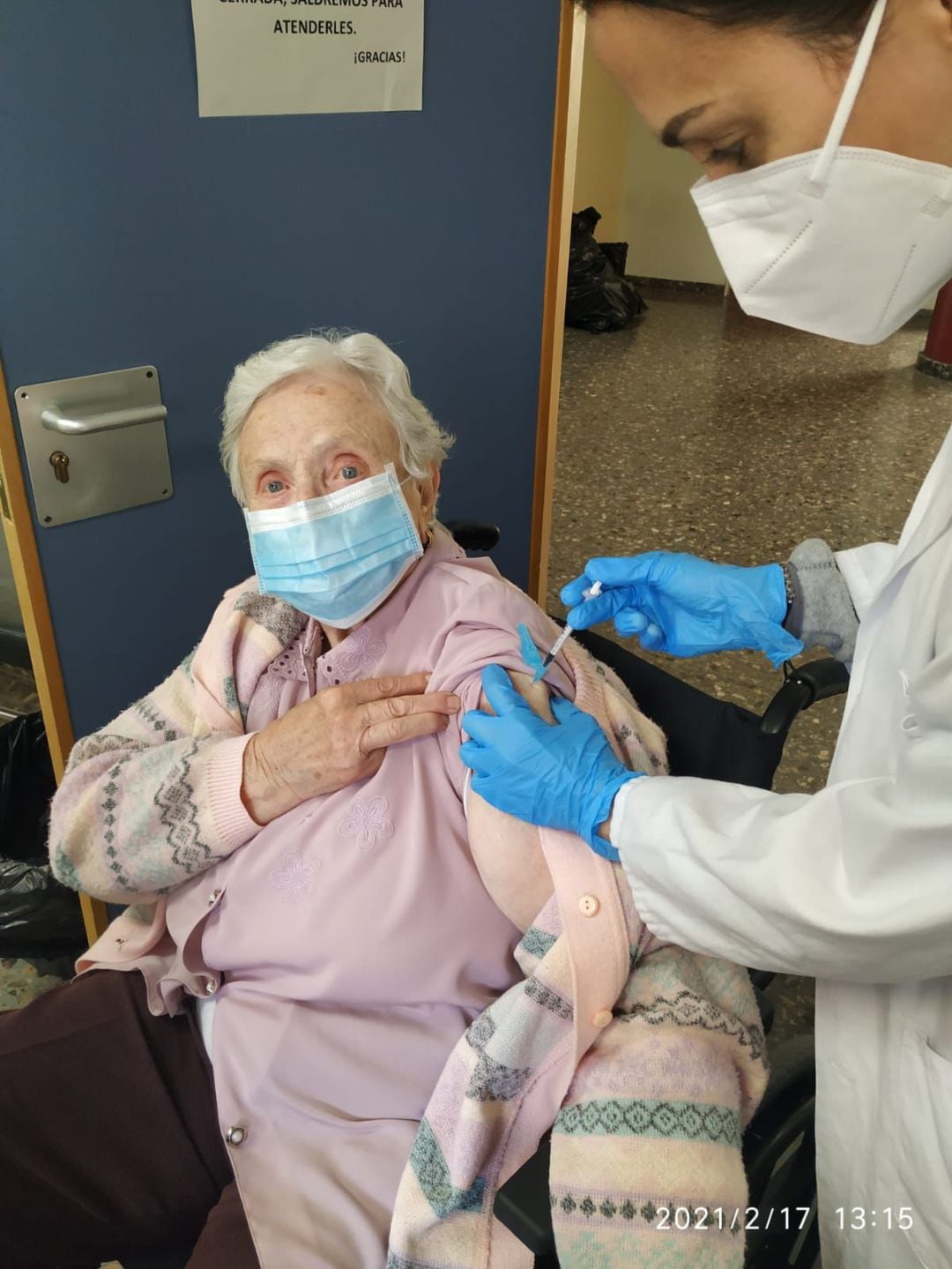 Una de las mayores de 90 años vacunada en el Centro de Salud de Beniopa 