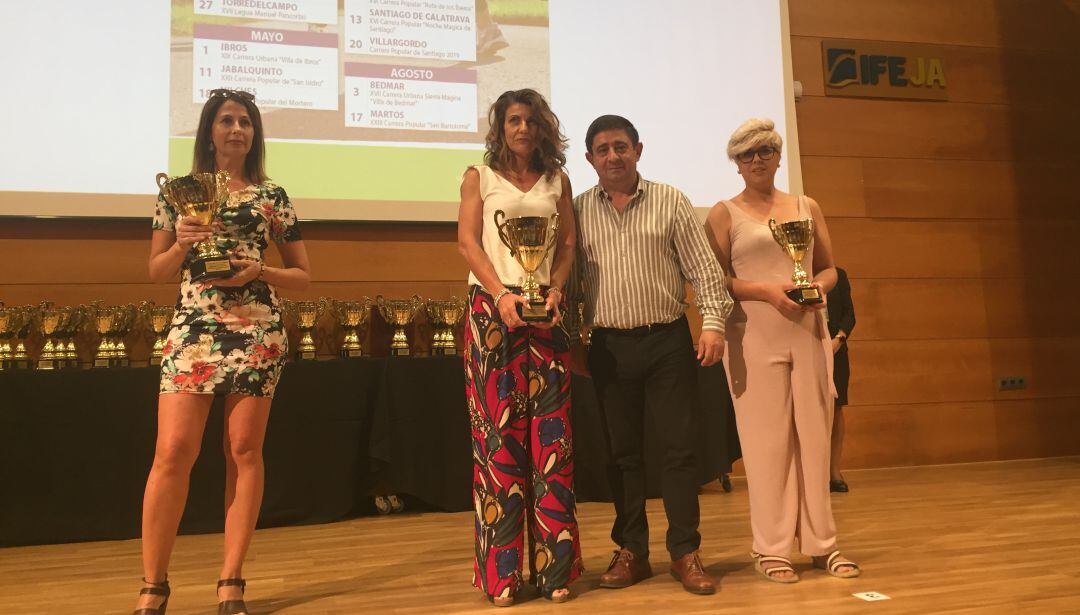El presidente de la Diputación de Jaén, Francisco Reyes, entrega los trofeos a varias premiadas.