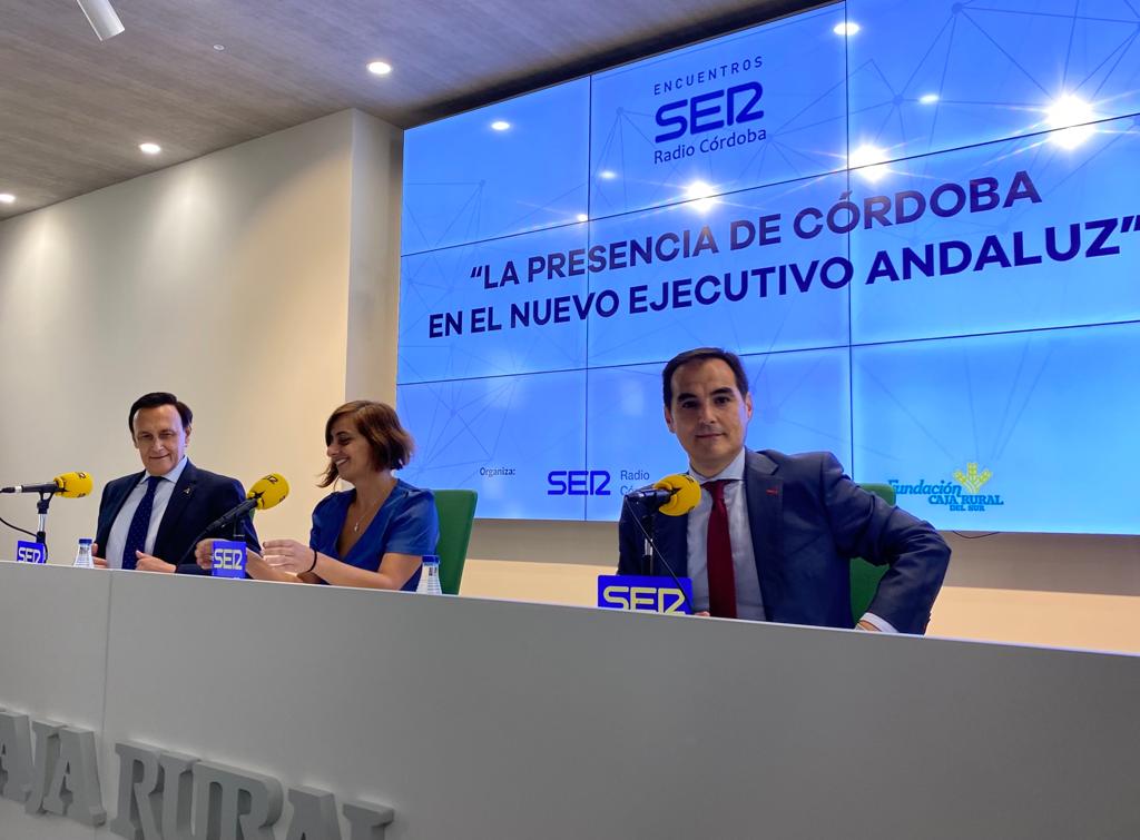 José Carlos Gómez Villamandos, consejero de Universidad; María José Martínez, directora de contenidos de Radio Córdoba y José Antonio Nieto, consejero de Justicia