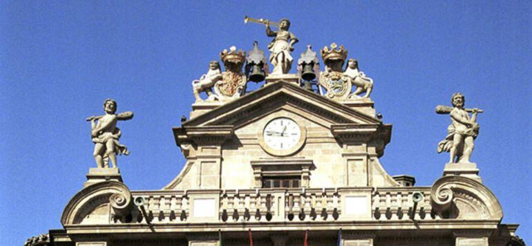 Frontón de la fachada del Ayuntamiento de Pamplona