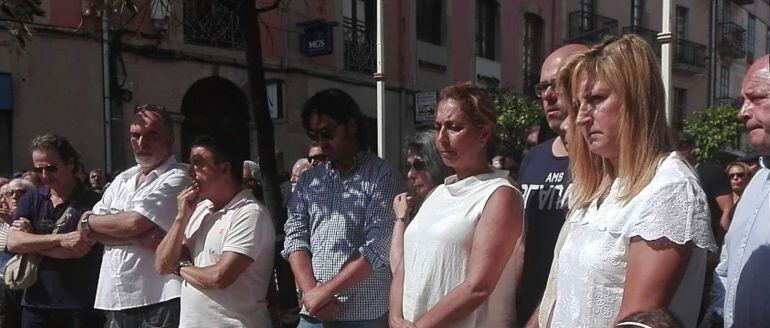 En alcalde de Llanes, Enrique Riestra, en el centro con gafas de sol, junto a miembros de la corporación municipal en la concentración silenciosa convocada por IU en memoria del concejal asesinado, Javier Ardines.