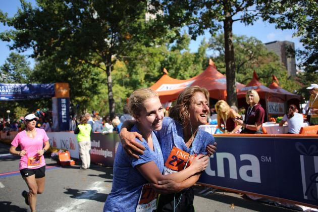 Muestras de satisfacción de dos corredoras tras terminar una maratón en Connecticut (USA).