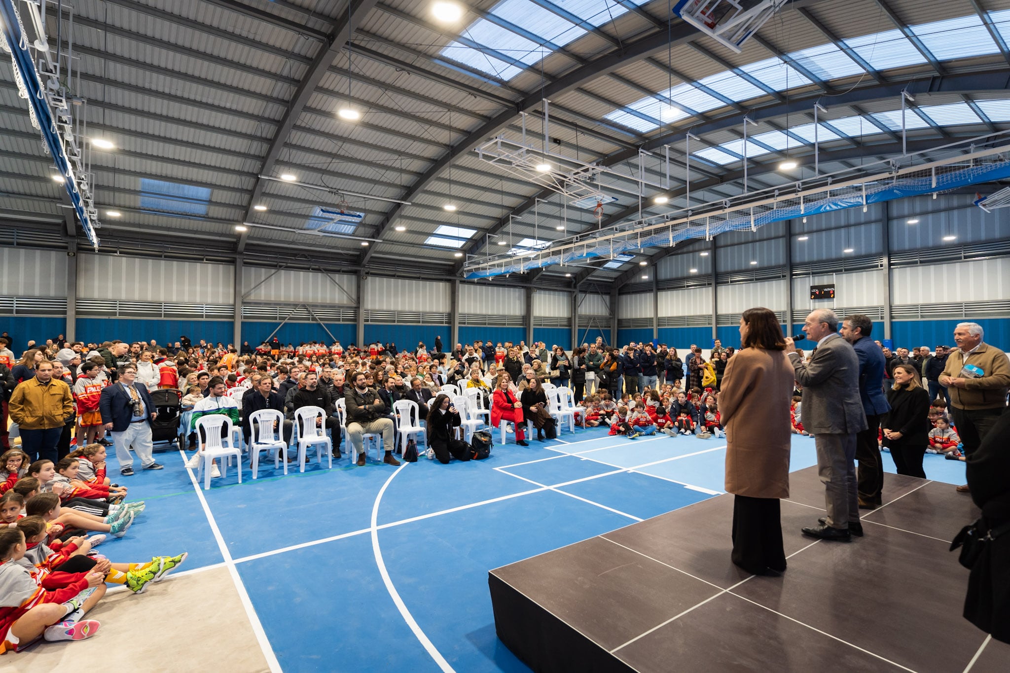 El alcalde de Málaga, Francisco de la Torre, junto a la concejala delegada de Movilidad, Trinidad Hernández, y el concejal delegado del distrito Este, Carlos Conde, inauguraron este miércoles por la tarde el nuevo equipamiento deportivo