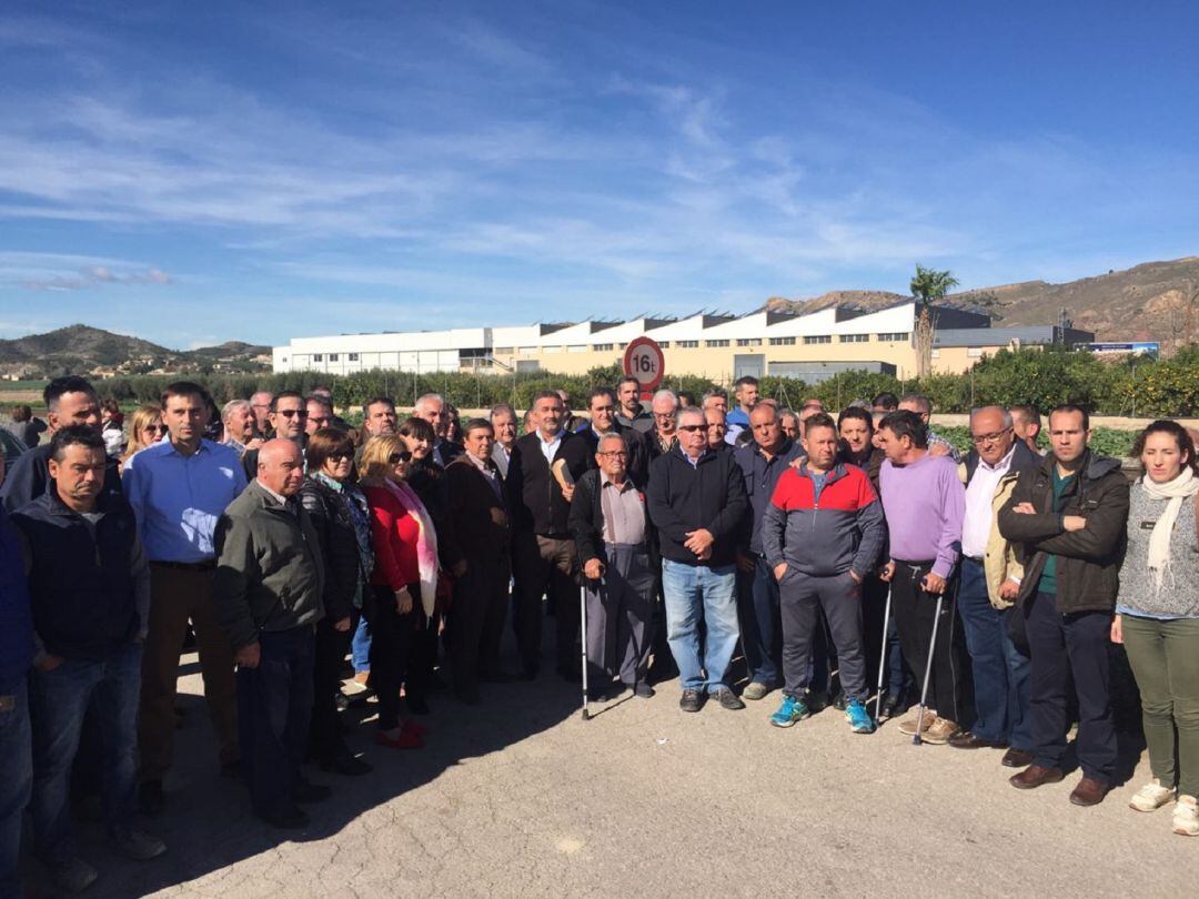 Vecinos de la pedanía de Tercia concentrados junto a la vía de ferrocarril el pasado mes de noviembre